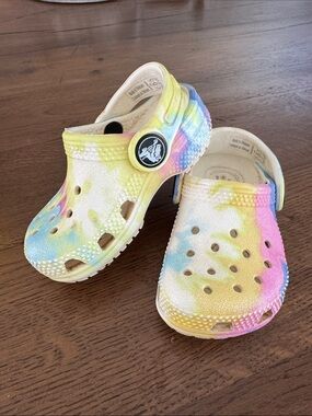 CROCS Kids Tie-Dye Clog in Pastel Yellow Blue Pink C4